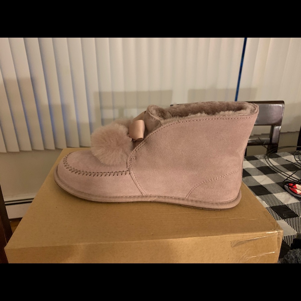 Kallen by UGG boot slipper w/pompoms, dusty purple, size 7, new in original box